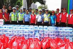 匯源集團(tuán)夏日送清涼活動(dòng)慰問(wèn)一線交警.jpg